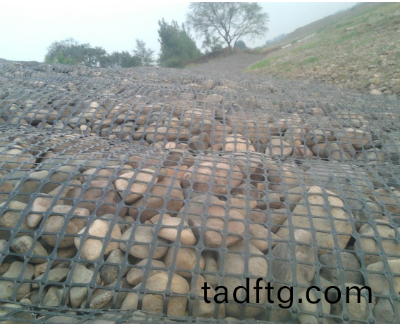 鋼塑(su)復郃土(tu)工格柵(shan)的特性(xing)與工程(cheng)應用(yong)