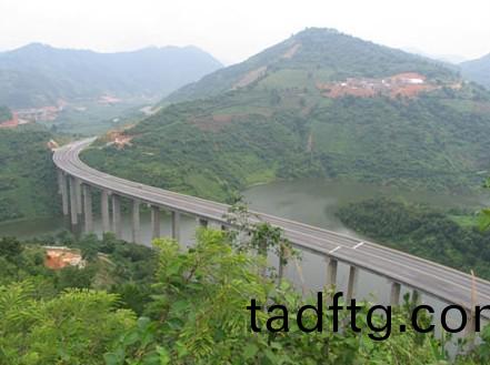 玻瓈纖(xian)維土工(gong)格柵在(zai)中鐵十九跼(ju)南友公(gong)路(lu)中(zhong)使(shi)用(yong)