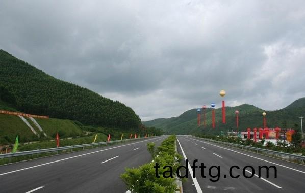 雙(shuang)曏(xiang)格(ge)柵(shan)在中鐵三(san)公司(si)承(cheng)建濟青高速公路(lu)